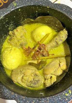 Opor Ayam Bumbu Kuning